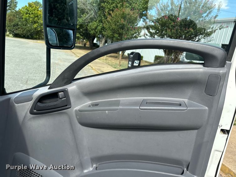 image for item IE9038 2017 Isuzu truck cab and chassis