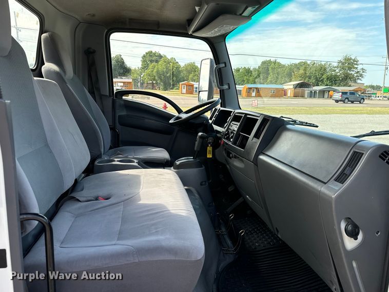 image for item IE9038 2017 Isuzu truck cab and chassis