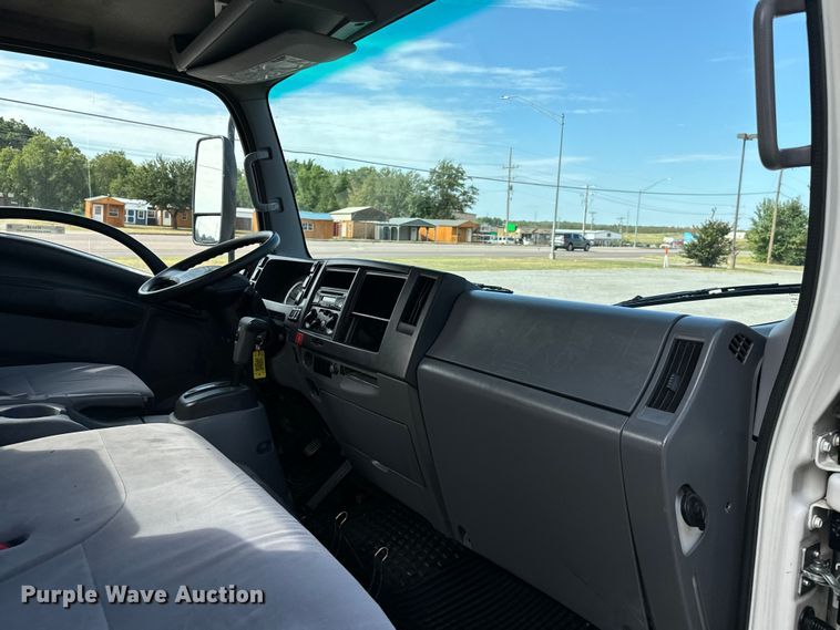 image for item IE9038 2017 Isuzu truck cab and chassis