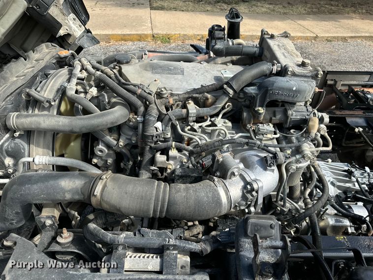 image for item IE9038 2017 Isuzu truck cab and chassis