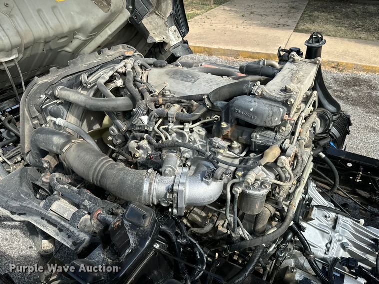 image for item IE9038 2017 Isuzu truck cab and chassis