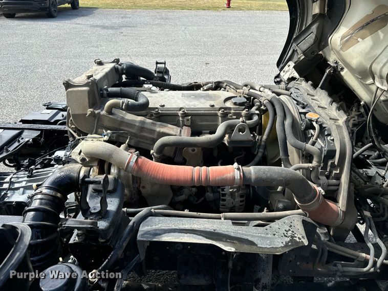 image for item IE9038 2017 Isuzu truck cab and chassis