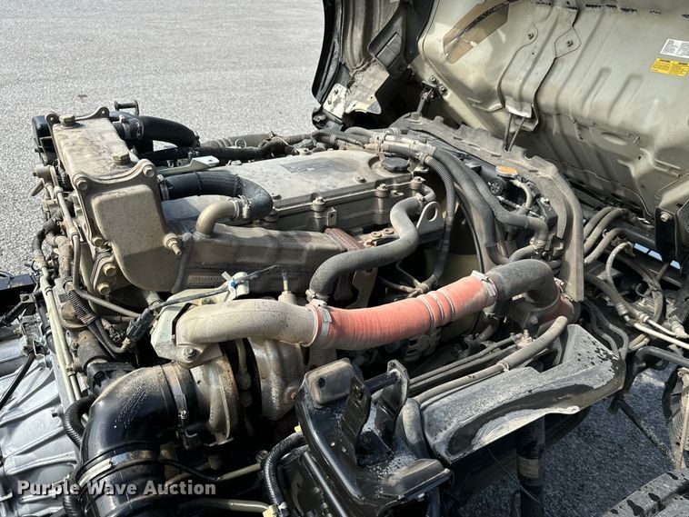 image for item IE9038 2017 Isuzu truck cab and chassis