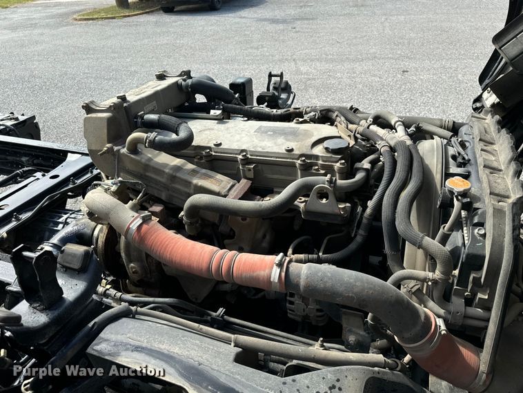 image for item IE9038 2017 Isuzu truck cab and chassis