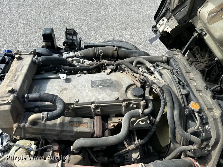 image for item IE9038 2017 Isuzu truck cab and chassis