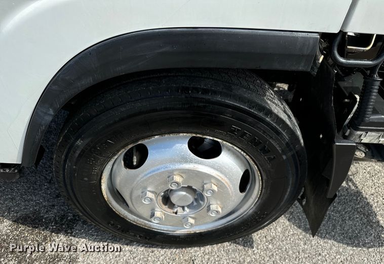 image for item IE9038 2017 Isuzu truck cab and chassis