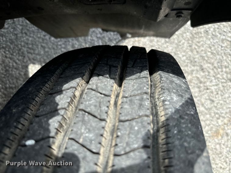 image for item IE9038 2017 Isuzu truck cab and chassis