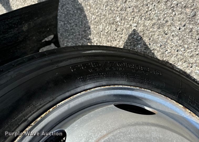 image for item IE9038 2017 Isuzu truck cab and chassis