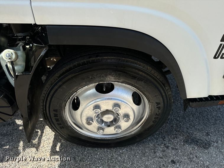 image for item IE9038 2017 Isuzu truck cab and chassis