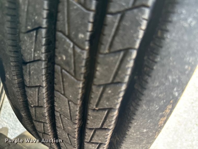 image for item IE9038 2017 Isuzu truck cab and chassis