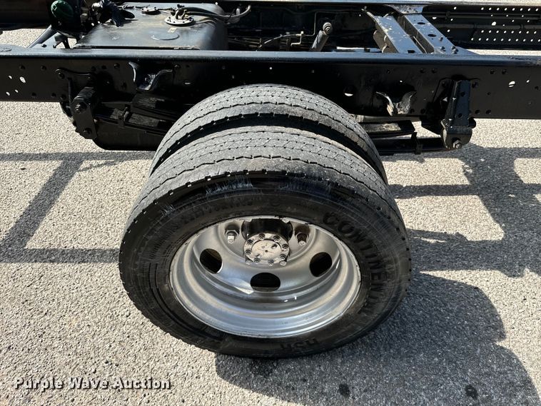 image for item IE9038 2017 Isuzu truck cab and chassis