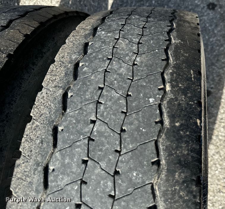 image for item IE9038 2017 Isuzu truck cab and chassis