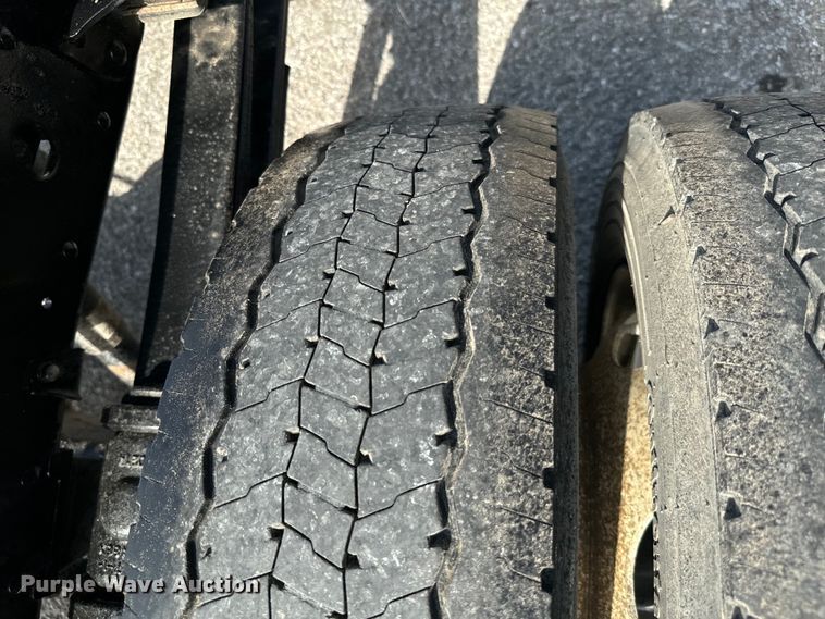 image for item IE9038 2017 Isuzu truck cab and chassis