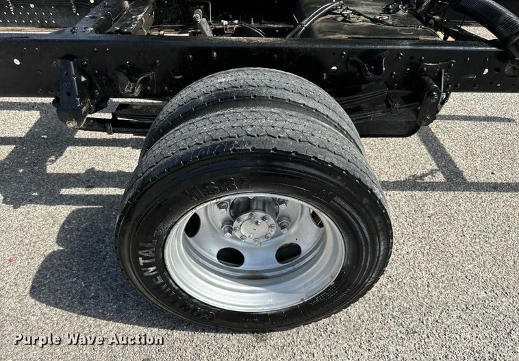 image for item IE9038 2017 Isuzu truck cab and chassis