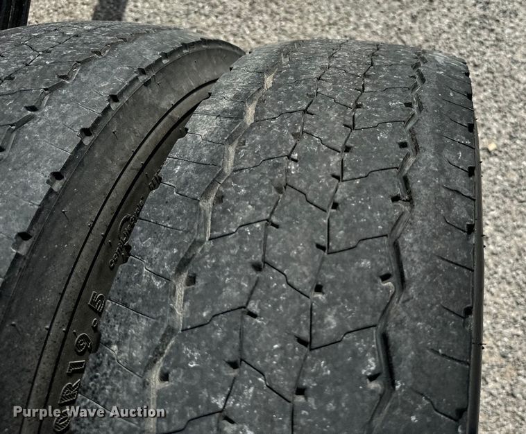 image for item IE9038 2017 Isuzu truck cab and chassis