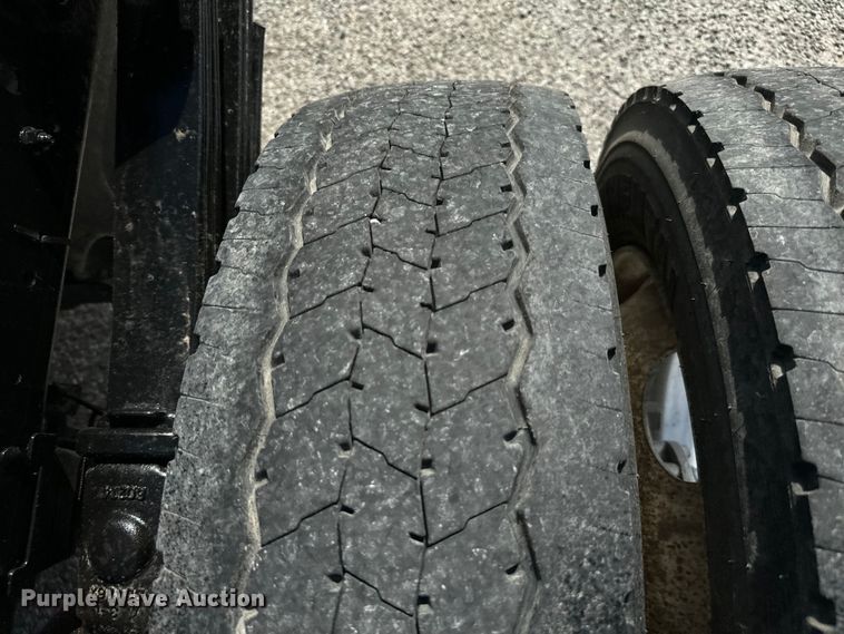 image for item IE9038 2017 Isuzu truck cab and chassis