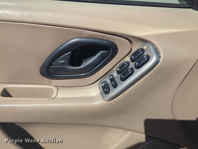 image for item NW9638 2004 Ford Escape SUV