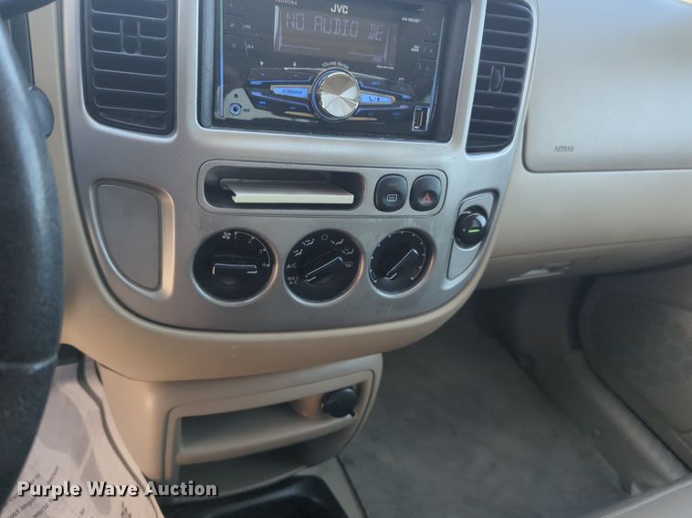 image for item NW9638 2004 Ford Escape SUV