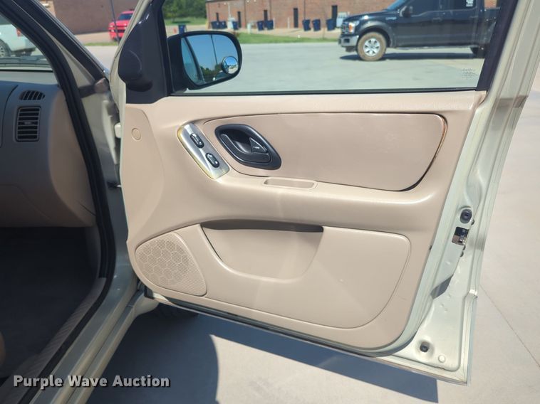 image for item NW9638 2004 Ford Escape SUV