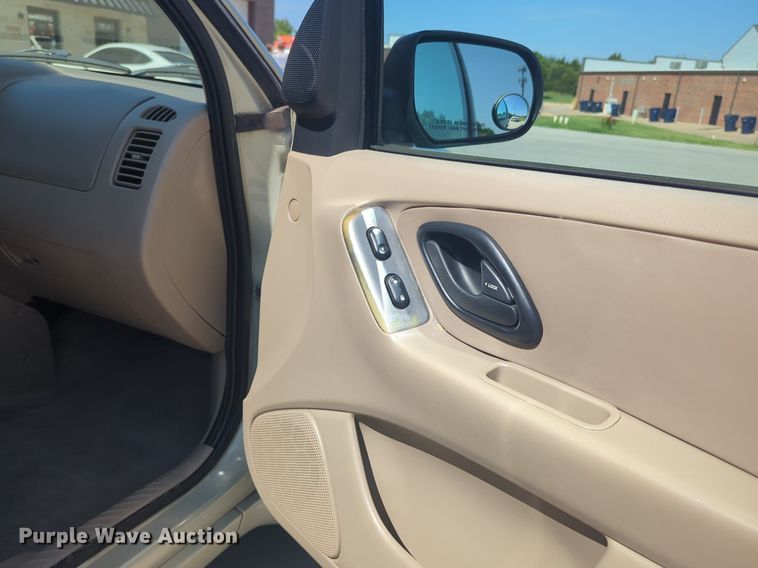 image for item NW9638 2004 Ford Escape SUV