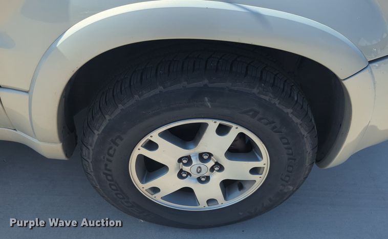 image for item NW9638 2004 Ford Escape SUV