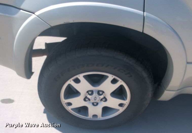 image for item NW9638 2004 Ford Escape SUV