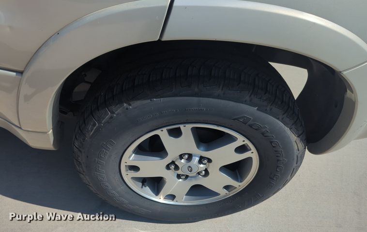 image for item NW9638 2004 Ford Escape SUV