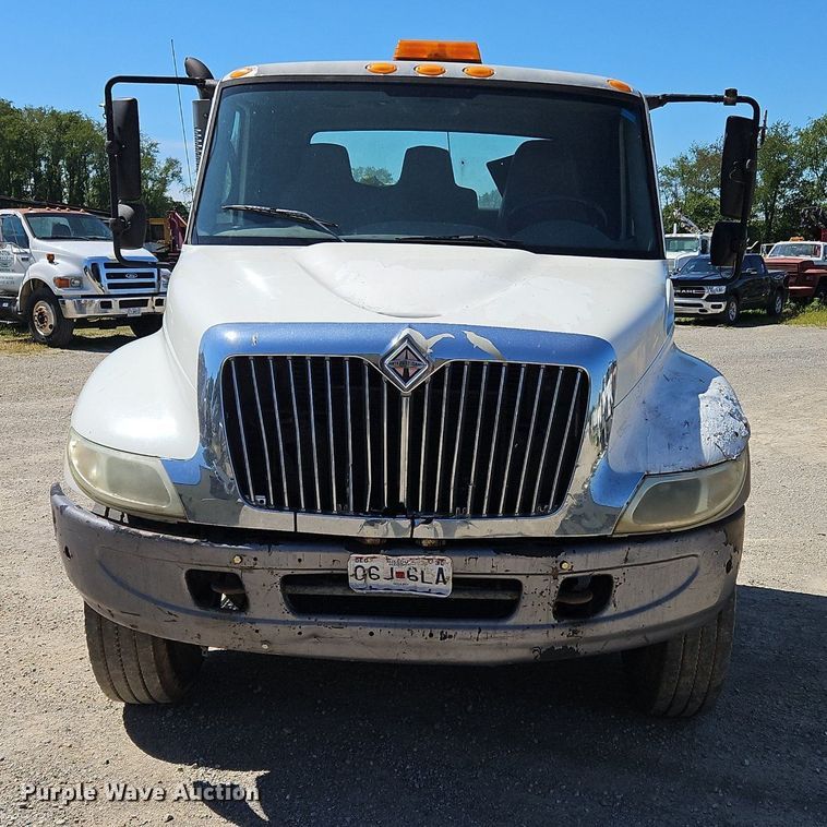 image for item OJ9835 2003 International  MA025 truck cab and chassis