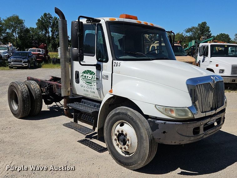 image for item OJ9835 2003 International  MA025 truck cab and chassis