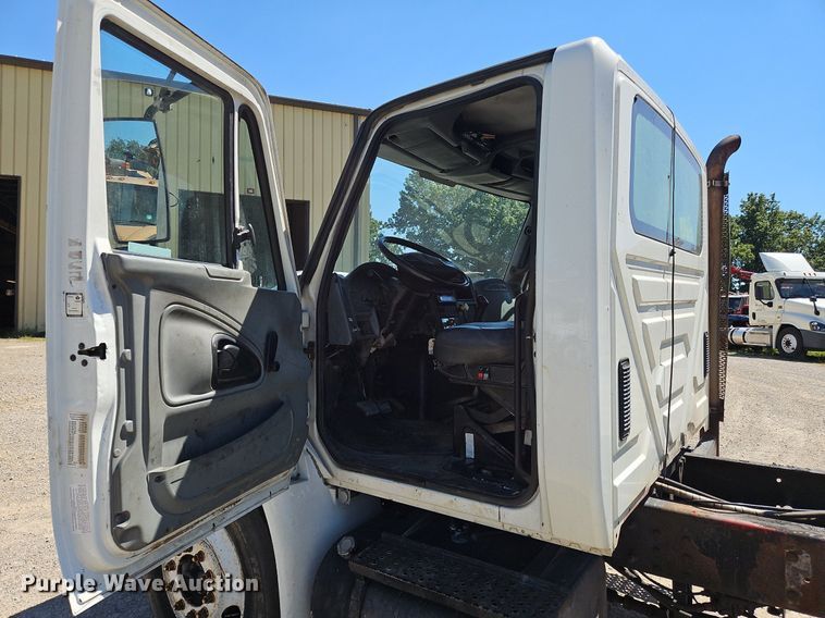 image for item OJ9835 2003 International  MA025 truck cab and chassis