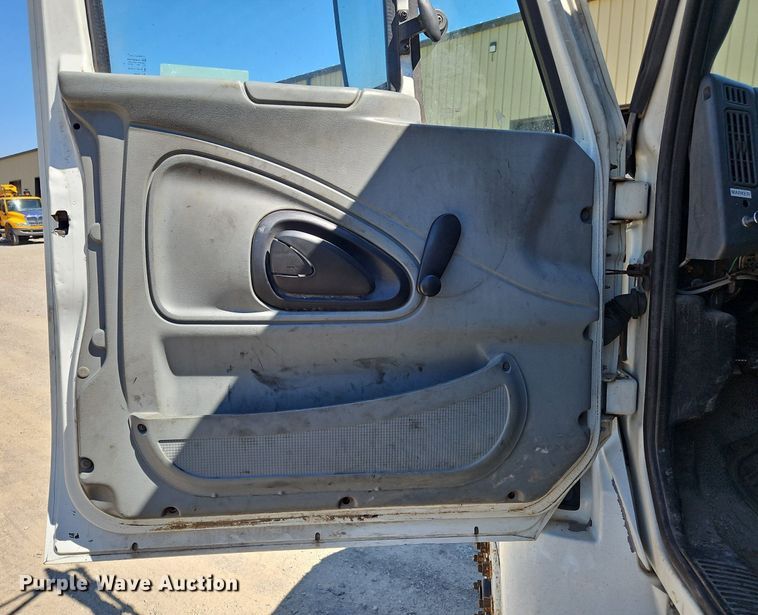 image for item OJ9835 2003 International  MA025 truck cab and chassis