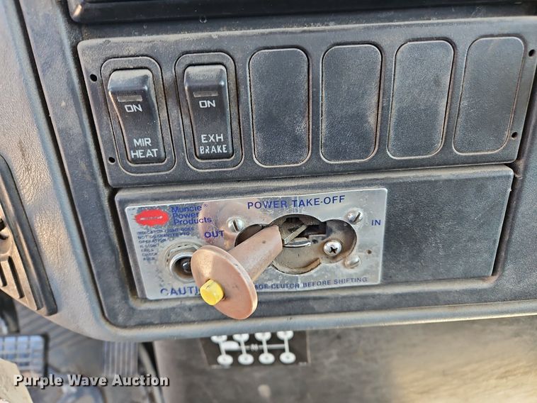 image for item OJ9835 2003 International  MA025 truck cab and chassis