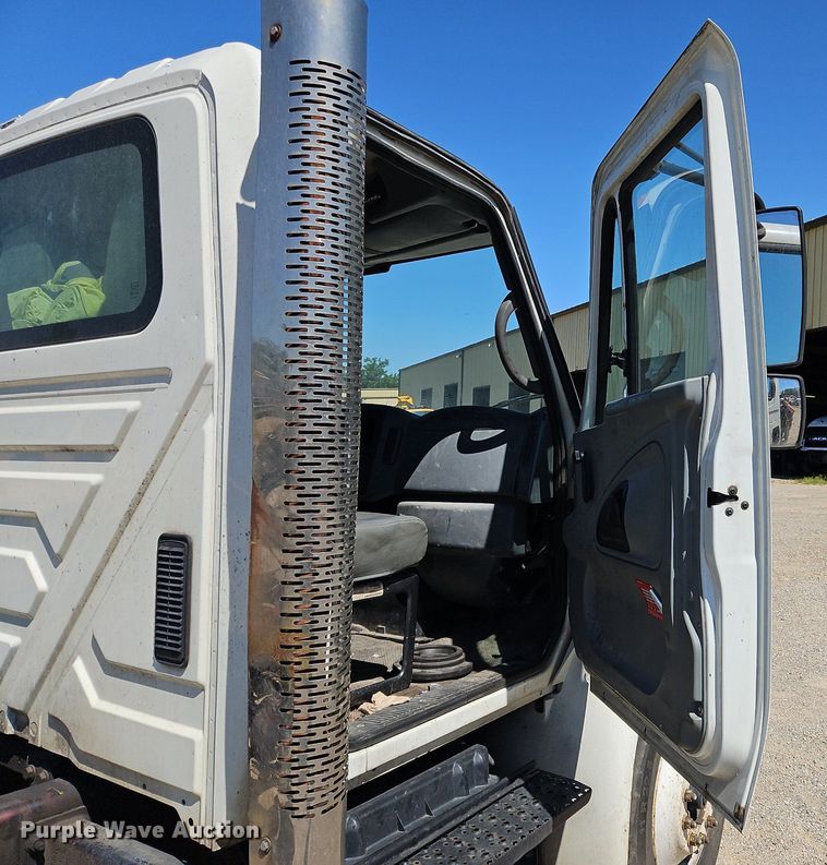 image for item OJ9835 2003 International  MA025 truck cab and chassis