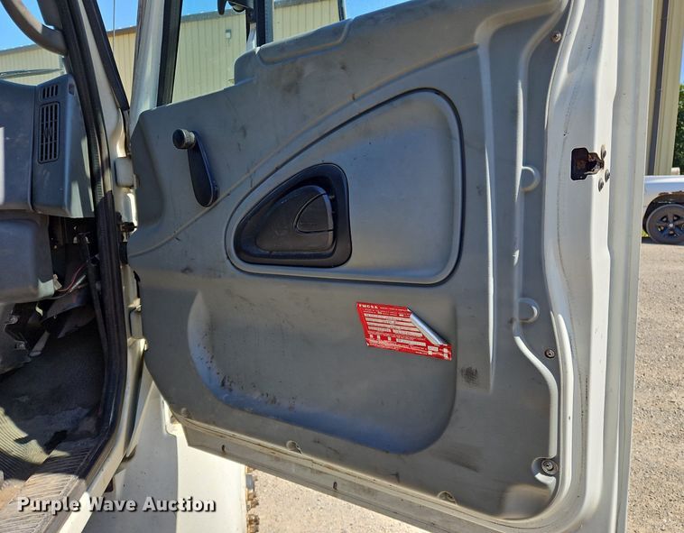 image for item OJ9835 2003 International  MA025 truck cab and chassis