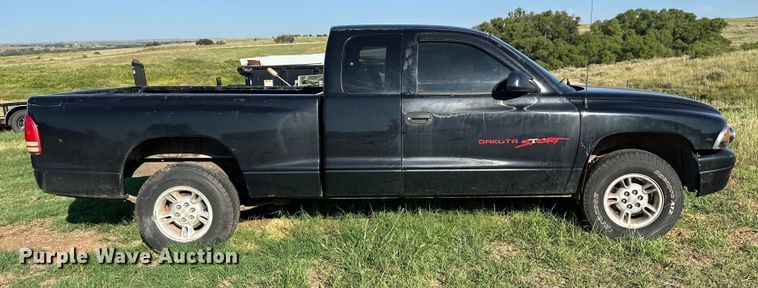 image for item OM9604 1998 Dodge Dakota Sport Club Cab pickup truck