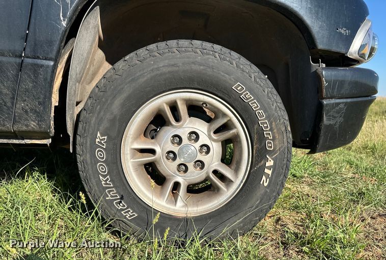 image for item OM9604 1998 Dodge Dakota Sport Club Cab pickup truck