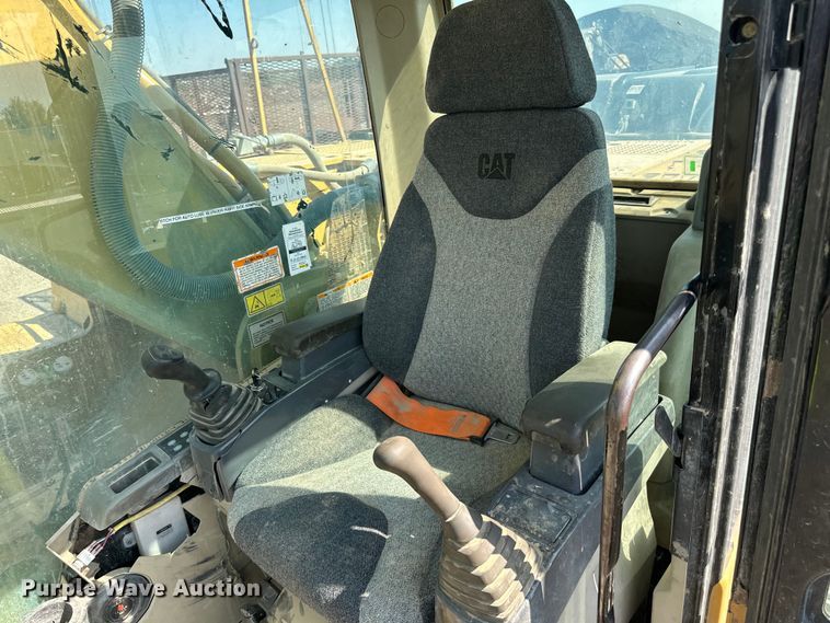 image for item DN0735 2005 Caterpillar  330CL excavator