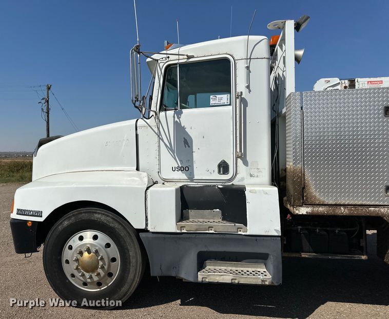 image for item DN0738 1986 Kenworth  T600A utility / service truck