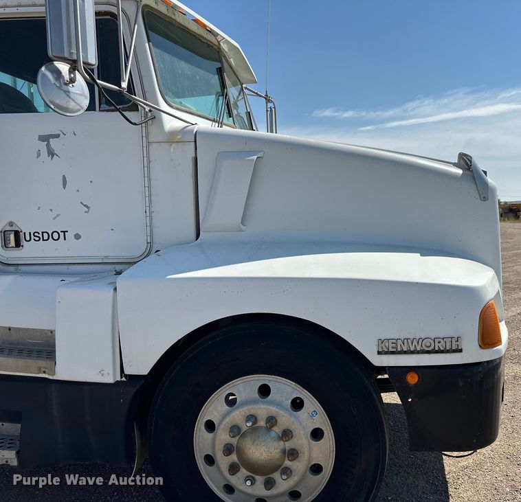 image for item DN0738 1986 Kenworth  T600A utility / service truck