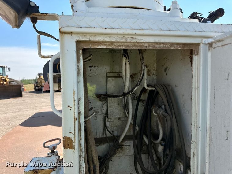 image for item DN0738 1986 Kenworth  T600A utility / service truck