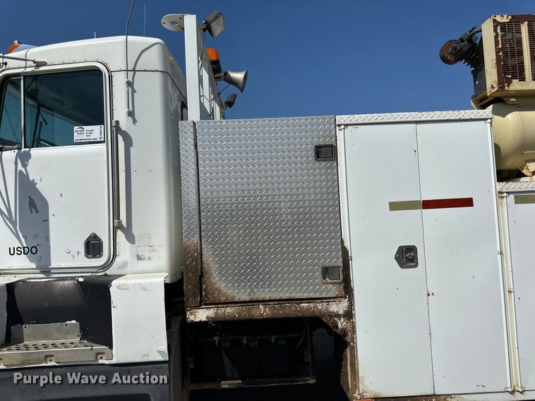 image for item DN0738 1986 Kenworth  T600A utility / service truck