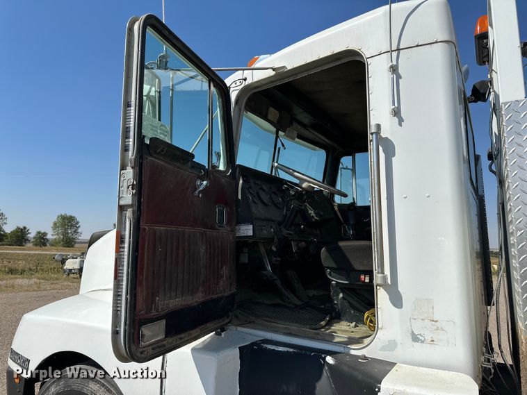 image for item DN0738 1986 Kenworth  T600A utility / service truck