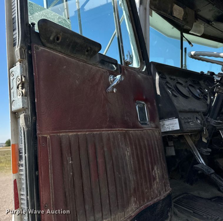 image for item DN0738 1986 Kenworth  T600A utility / service truck