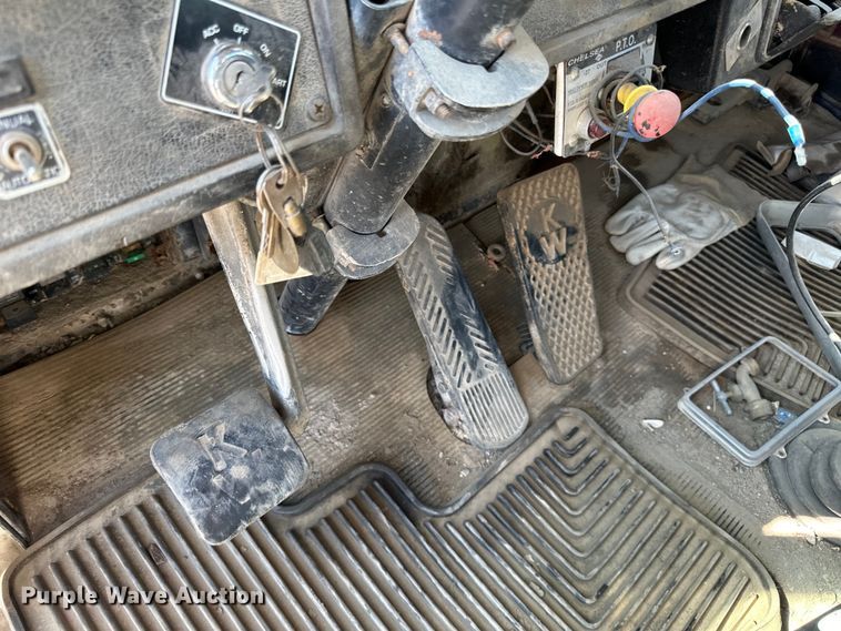 image for item DN0738 1986 Kenworth  T600A utility / service truck