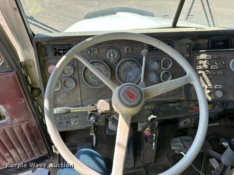 image for item DN0738 1986 Kenworth  T600A utility / service truck