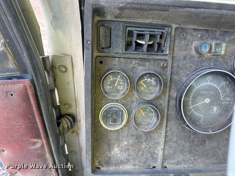 image for item DN0738 1986 Kenworth  T600A utility / service truck