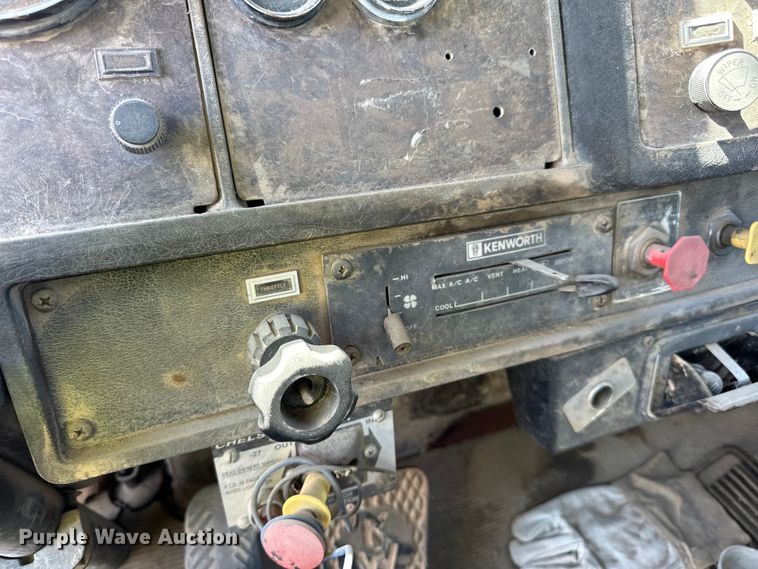 image for item DN0738 1986 Kenworth  T600A utility / service truck