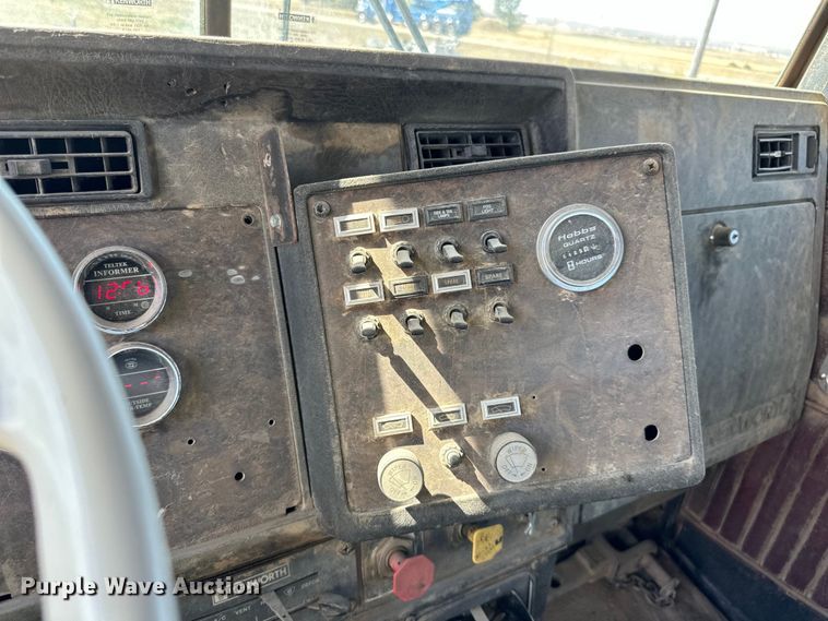 image for item DN0738 1986 Kenworth  T600A utility / service truck