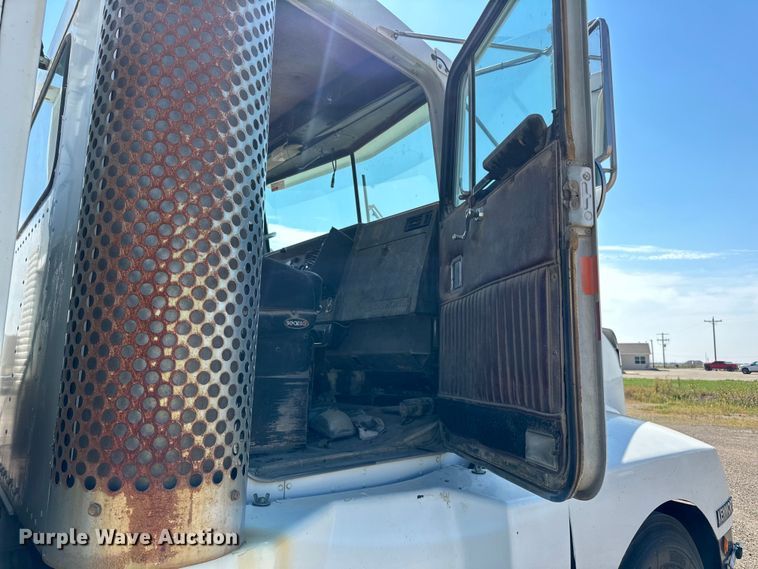 image for item DN0738 1986 Kenworth  T600A utility / service truck