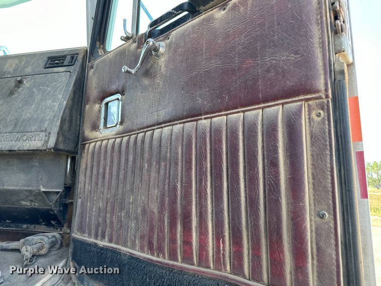 image for item DN0738 1986 Kenworth  T600A utility / service truck